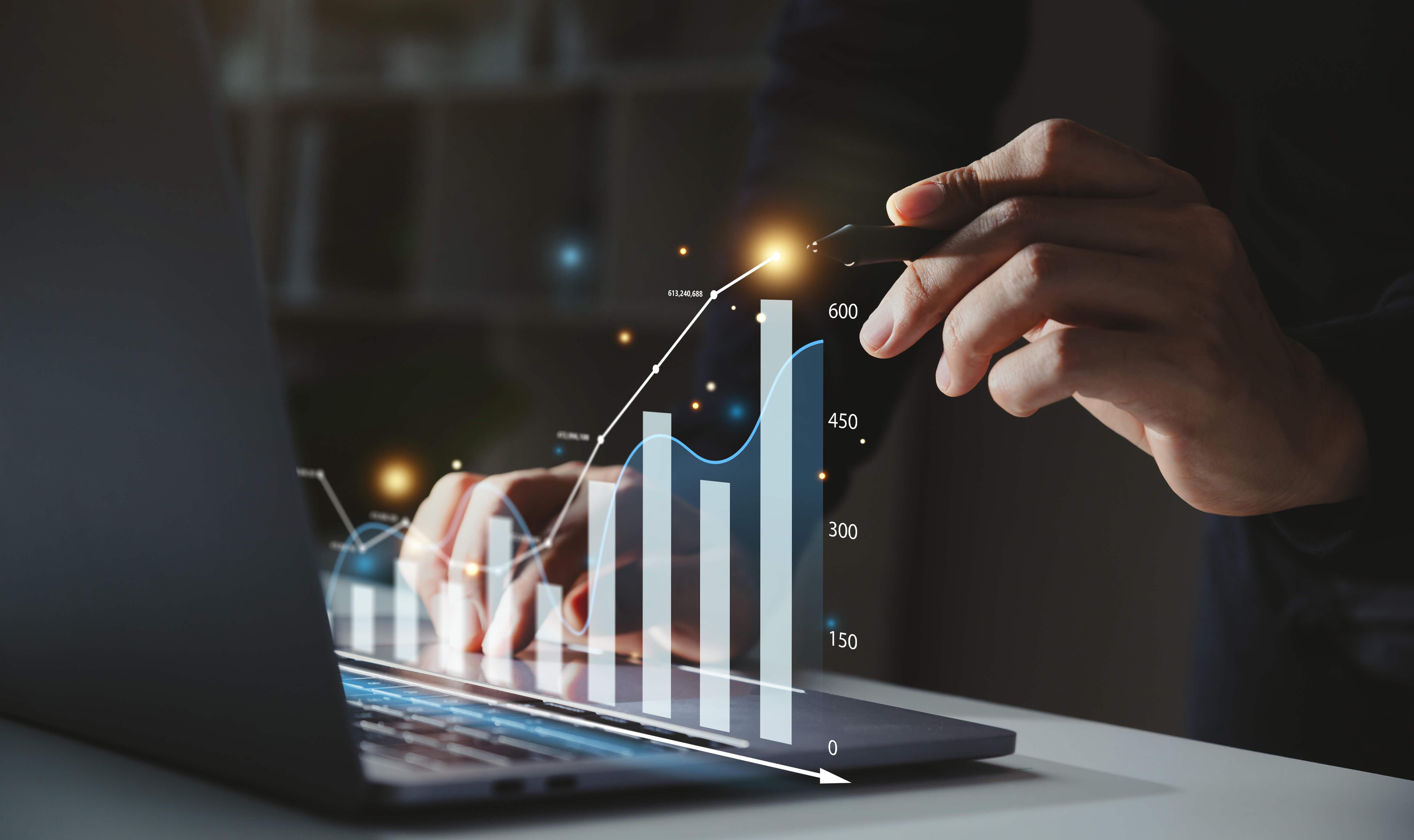 Una persona utiliza un ordenador portátil con un lápiz óptico, interactuando con un gráfico en 3D que muestra puntos y barras de datos crecientes, simbolizando el progreso y el impacto de la transformación digital.